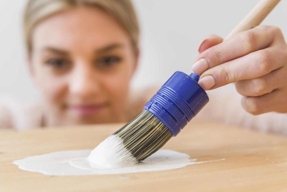 Welche Art der Beschichtung darf’s denn sein? Mittlerweile werden auch Lacke aus natürlichen Rohstoffen angeboten.
© Auro Welche Art der Beschichtung darf’s denn sein? Mittlerweile werden auch Lacke aus natürlichen Rohstoffen angeboten.