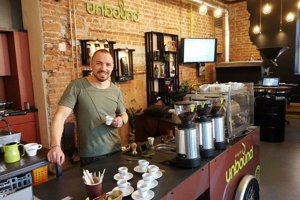 Florian Mayrhofer, Gründer der Start-up-Rösterei Unbound in der Werkstätte Wattens, zählt nun auch zur lebendigen Third-Wave-Kaffeeszene in Westösterreich.
© Egger Florian Mayrhofer, Gründer der Start-up-Rösterei Unbound in der Werkstätte Wattens, zählt nun auch zur lebendigen Third-Wave-Kaffeeszene in Westösterreich.