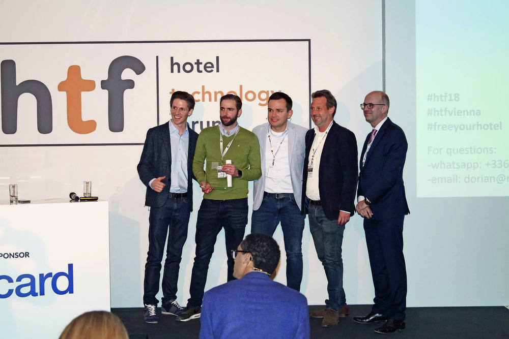 © HTF
Die Jury mit einem Sieger: Von links: Johannes Thomas (Trivago), Sieger-Startup Upsellguru (Karl Schmidtner), Tilmann Fabricius (MairDumont Ventures) und Matthias Koch (WKÖ) ganz rechts. Die Jury mit einem Sieger: Von links: Johannes Thomas (Trivago), Sieger-Startup Upsellguru (Karl Schmidtner), Tilmann Fabricius (MairDumont Ventures) und Matthias Koch (WKÖ) ganz rechts.