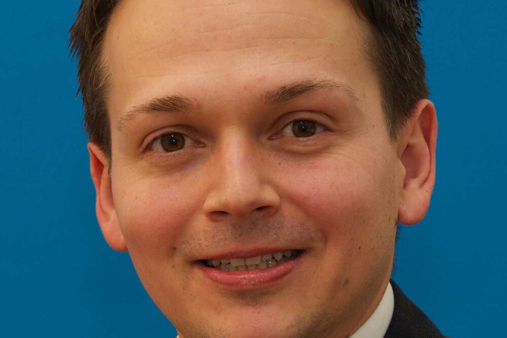 © Volksbank Wien AG
Stephan Reischer, Volksbank: „Das derzeitige Zinsniveau kann sich langfristig aus meiner Sicht nur in eine Richtung bewegen, nämlich nach oben.“ Stephan Reischer, Volksbank: „Das derzeitige Zinsniveau kann sich langfristig aus meiner Sicht nur in eine Richtung bewegen, nämlich nach oben.“