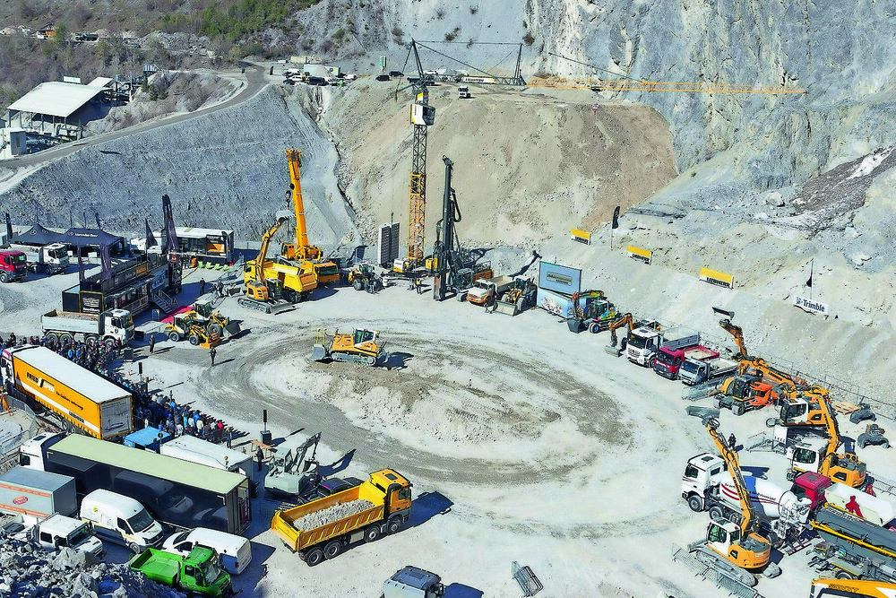 30 Maschinen im Gepäck hatten Liebherr und Mercedes-Benz bei der diesjährigen Roadshow.
© Liebherr 30 Maschinen im Gepäck hatten Liebherr und Mercedes-Benz bei der diesjährigen Roadshow.