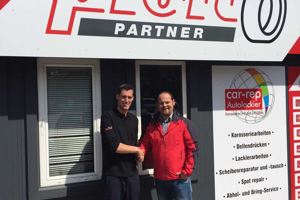 © Profi Reifen
Michael Angster, Leiter Kompetenzcenter Car-Rep und Bernhard Wagner, Leiter Franchise bei Profi. (v.l.n.r.) Michael Angster, Leiter Kompetenzcenter Car-Rep und Bernhard Wagner, Leiter Franchise bei Profi. (v.l.n.r.)