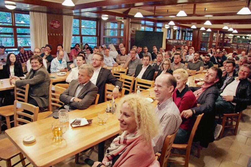 © Prefa, Tegtbauer
Die neuen Tools und Produkte wurden bei einer Roadshow in ganz Österreich über 1.000 Handwerkern vorgestellt. Im Wiener Schweizerhaus fand am 13. April die Abschluss-Veranstaltung statt. Die neuen Tools und Produkte wurden bei einer Roadshow in ganz Österreich über 1.000 Handwerkern vorgestellt. Im Wiener Schweizerhaus fand am 13. April die Abschluss-Veranstaltung statt.