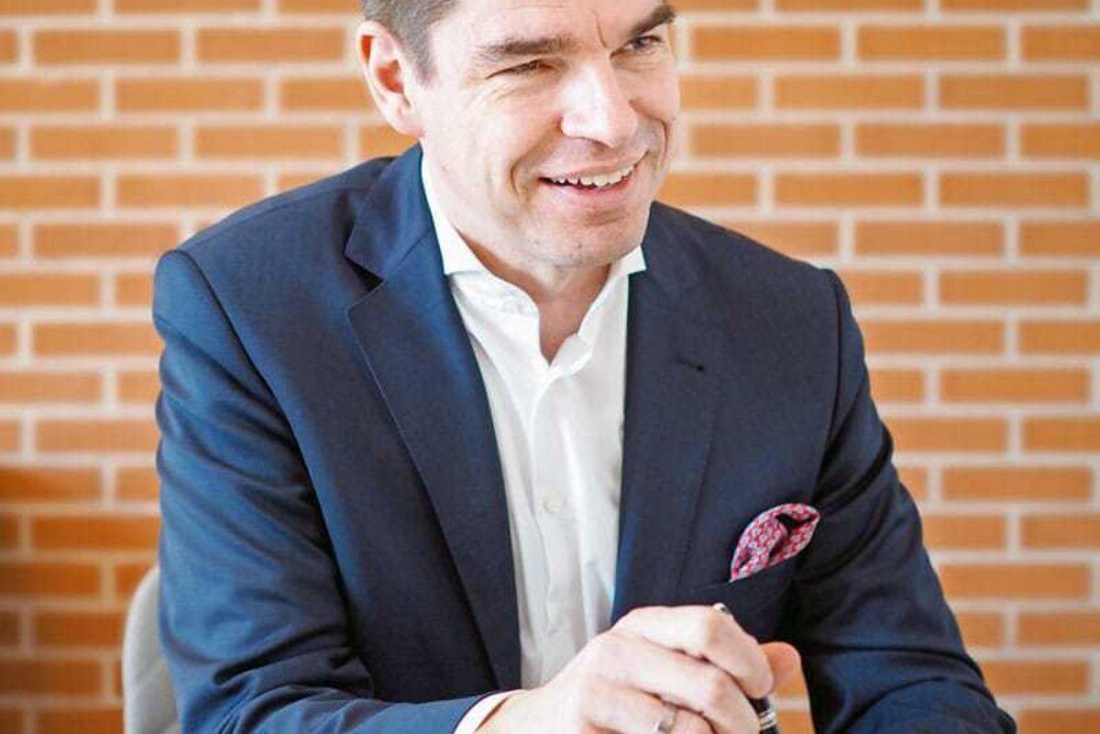 „Mehrgeschoßig mit Ziegel zu bauen funktioniert – es gibt genug Gebäude, die sich mit Ziegel realisieren lassen.“ Mike Bucher, Geschäftsführer der Wienerberger Ziegelindustrie
© Wienerberger/Andreas Hafenscher „Mehrgeschoßig mit Ziegel zu bauen funktioniert – es gibt genug Gebäude, die sich mit Ziegel realisieren lassen.“ Mike Bucher, Geschäftsführer der Wienerberger Ziegelindustrie