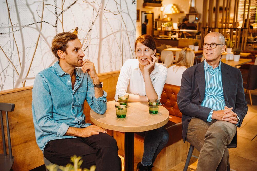 © Colin Cyruz Michel Unternehmensgründer David Baumgartner (links) und die Wiener Franchisenehmer Katharina und Hans Kerres.