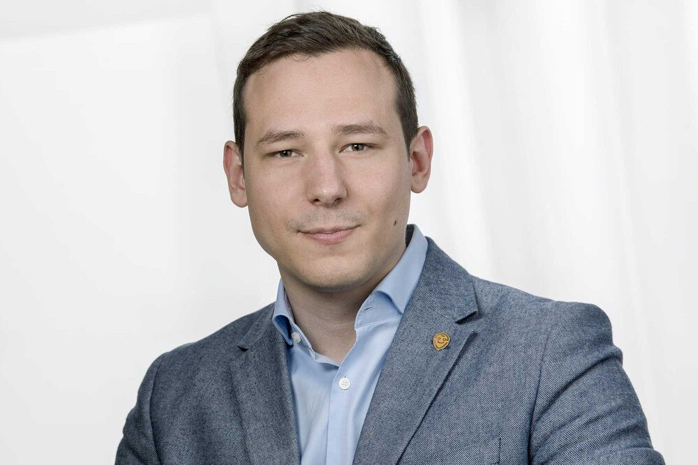 © Payuca
Dominik Wegmayer, Managing Partner von Payuca: „Unser Geschäftsmodell macht private Garagen der Öffentlichkeit flexibel und leicht zugänglich, dadurch ergeben sich Einnahmen für Liegenschaftseigentümer ohne viel Aufwand.“ Dominik Wegmayer, Managing Partner von Payuca: „Unser Geschäftsmodell macht private Garagen der Öffentlichkeit flexibel und leicht zugänglich, dadurch ergeben sich Einnahmen für Liegenschaftseigentümer ohne viel Aufwand.“
