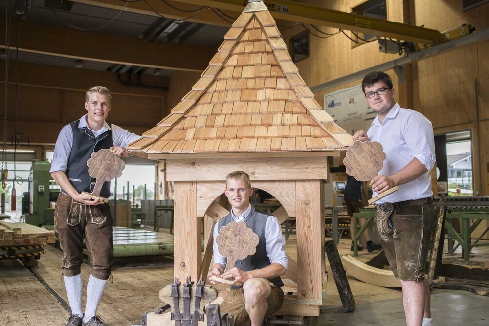© Holztechnikum Kuchl Michael Haunsperger, Johannes Schößwendter und Karl Mayr freuen sich über den ersten Platz beim HTK-Award 2018 am Holztechnikum Kuchl.