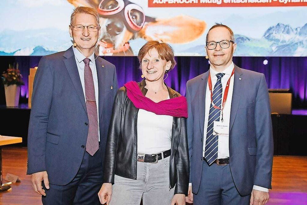 © Anna Rauchenberger
Qualityaustria-Prokurist Eckehard Bauer, Extremsportlerin Alexandra Meixner und OMV-Raffinerieleiter Wolfram Krenn (v. l. n. r.) Qualityaustria-Prokurist Eckehard Bauer, Extremsportlerin Alexandra Meixner und OMV-Raffinerieleiter Wolfram Krenn (v. l. n. r.)