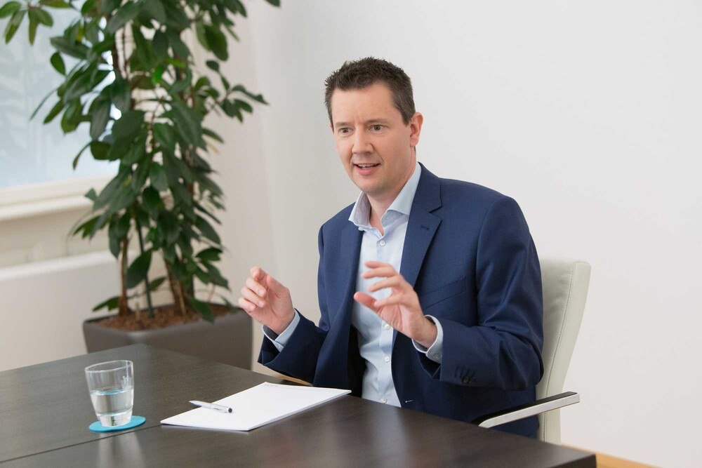 © Acredia
Auch wenn die VAE gerade das Land sind, bei dem Zahlungen am häufigsten ausbleiben, meint Norbert Kosbow, Bereichsleiter Commercial Underwriting bei Acredia, dass "das Geschäftsklima günstig ist und die VAE für unsere Exporteure ein wichtiger Markt bleiben." Auch wenn die VAE gerade das Land sind, bei dem Zahlungen am häufigsten ausbleiben, meint Norbert Kosbow, Bereichsleiter Commercial Underwriting bei Acredia, dass "das Geschäftsklima günstig ist und die VAE für unsere Exporteure ein wichtiger Markt bleiben."