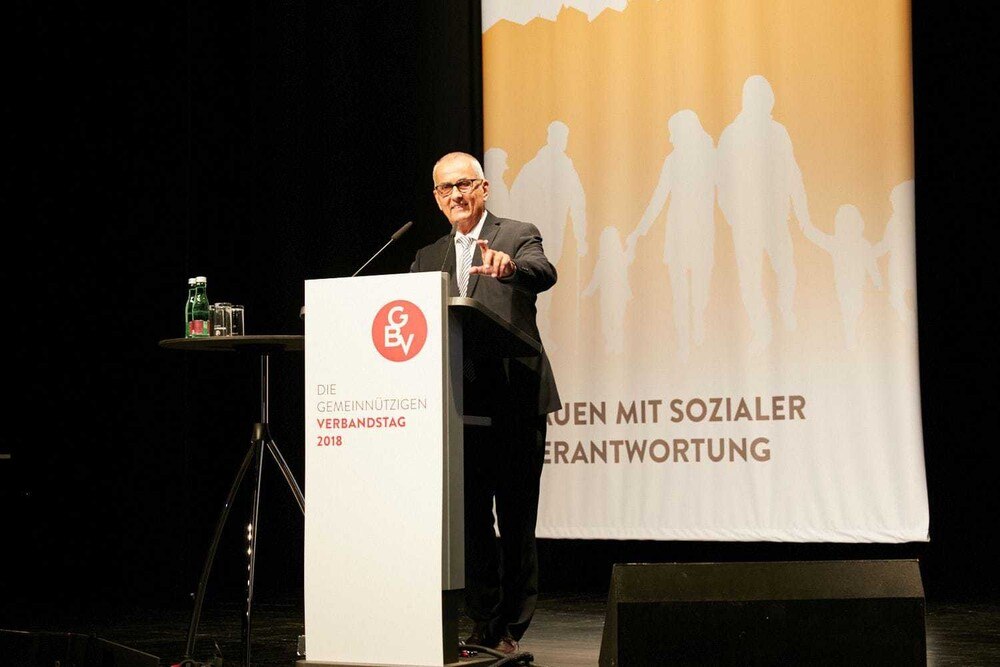 © Tanja Hofer Karl Wurm, Obmann der Gemeinnützigen Bauvereinigungen, strich beim Verbandstag die Leistungen des GBV hervor.