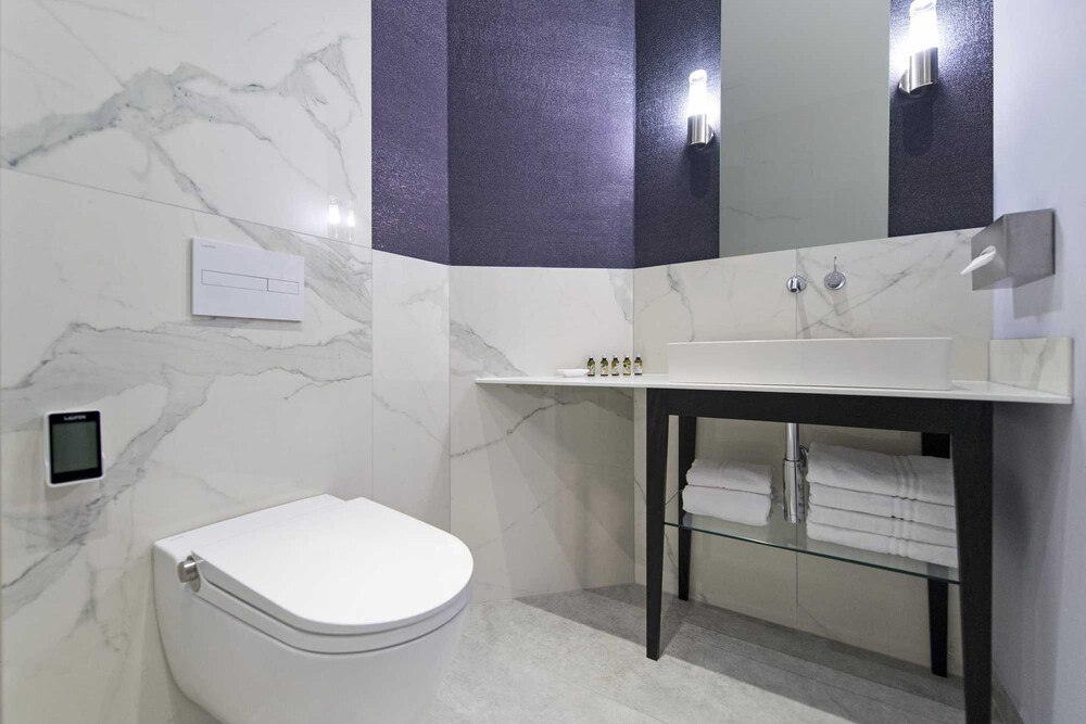 Badezimmer dürfen groß und hochwertig ausgestattet sein. Hier der Blick in ein Hotelbad im Hotel Beethoven in Wien.
© Laufen Austria Badezimmer dürfen groß und hochwertig ausgestattet sein. Hier der Blick in ein Hotelbad im Hotel Beethoven in Wien.