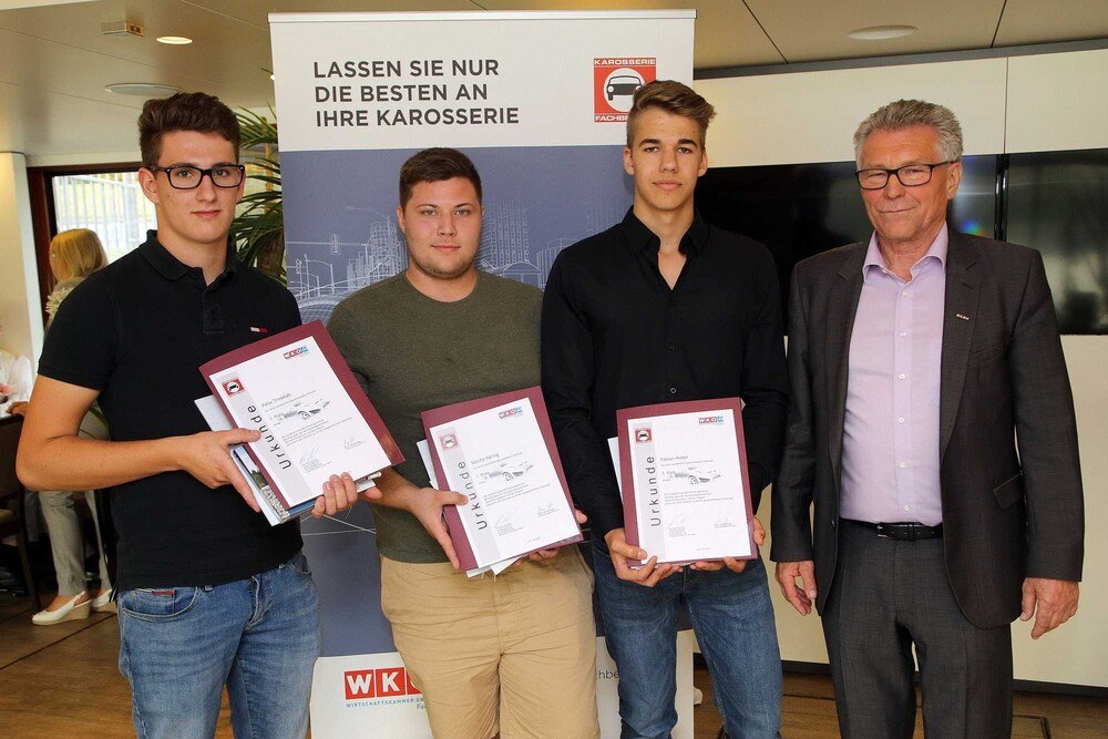 © cityfoto
Felix Trinkfaß (2. Platz), Sascha Haring (Sieger), Fabian Huber (3. Platz), Erik P. Papinski (BIM) (v.l.) Felix Trinkfaß (2. Platz), Sascha Haring (Sieger), Fabian Huber (3. Platz), Erik P. Papinski (BIM) (v.l.)