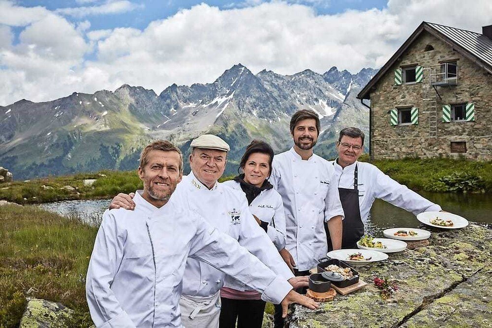 © TVB Paznaun – Ischgl
Die Sterneköche (v.l.): Michael Wignall, Heinz Winkler, Arabelle Meirlaen, Sven Wassmer und Harald Wohlfahrt. Heuer niemand aus Österreich. Die Sterneköche (v.l.): Michael Wignall, Heinz Winkler, Arabelle Meirlaen, Sven Wassmer und Harald Wohlfahrt. Heuer niemand aus Österreich.