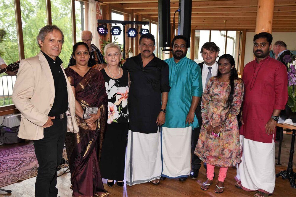 © Josef Lederer und Bernhard Bergmann
Ayurveda-Heilpraktiker aus Südindien mit Herbert Paierl (li), Sieglinde Raser und Erwin Paierl (re) Ayurveda-Heilpraktiker aus Südindien mit Herbert Paierl (li), Sieglinde Raser und Erwin Paierl (re)