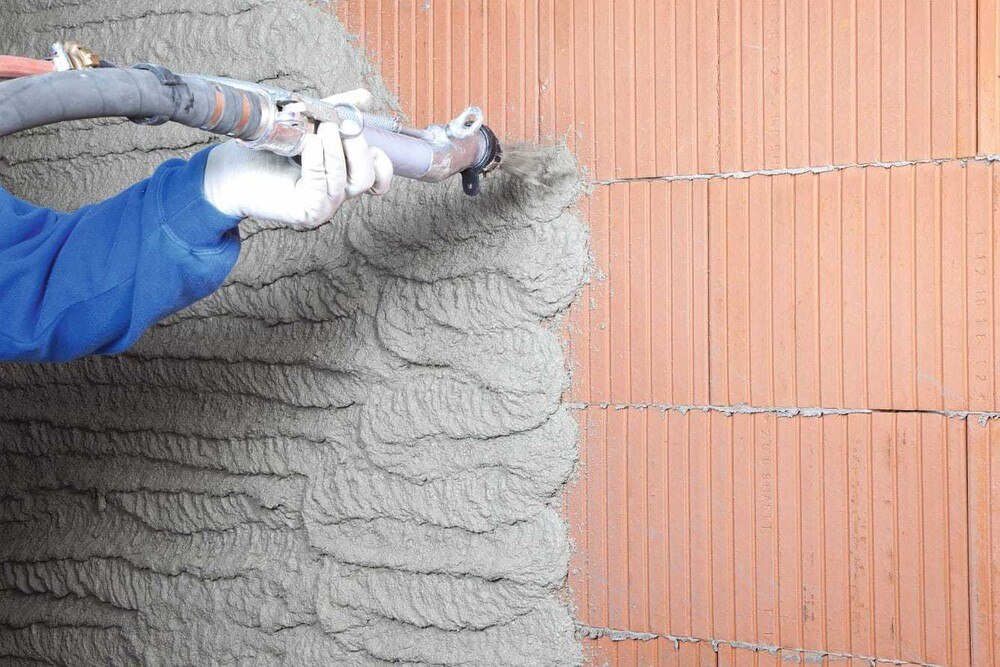 Erster Verarbeitungsschritt: Auftrag per Hand oder Maschine.
© Heck Wall Systems Erster Verarbeitungsschritt: Auftrag per Hand oder Maschine.