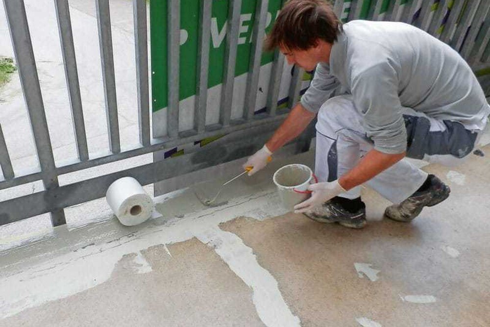 © Triflex
Kalt appliziert, dauerhaft dicht: Flüssigkunststoff schützt Bauten im Bestand vor eindringender Feuchtigkeit. Kalt appliziert, dauerhaft dicht: Flüssigkunststoff schützt Bauten im Bestand vor eindringender Feuchtigkeit.