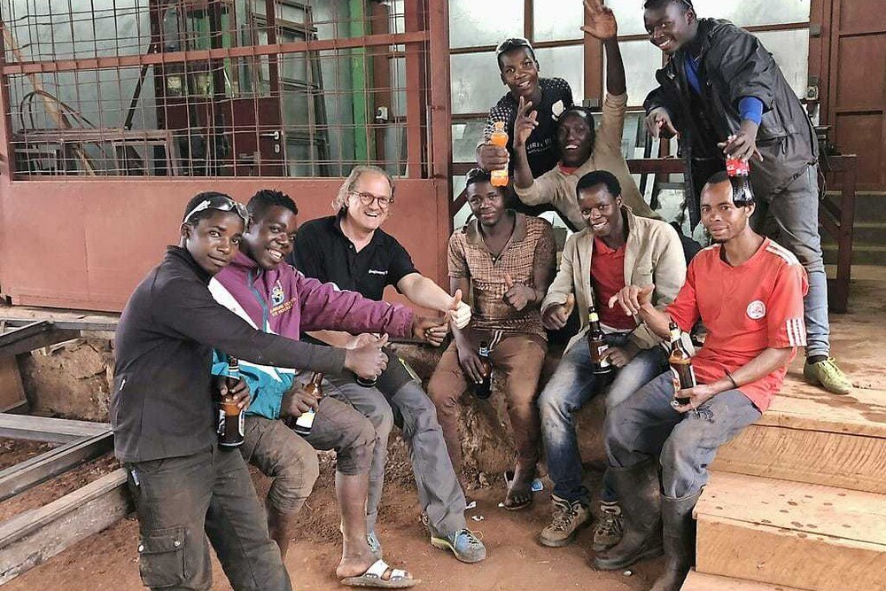 © WKV Gemeinsame Sache: Vier Vorarlberger Metallprofis (im Bild: Innungsmeister Christian Thaler) und die „Metal Workers“ der Schlosserwerkstätte in Mdabulo fertigten Türen für ein neues Schülerhostel. Gemeinsame Sache: Vier Vorarlberger Metallprofis (im Bild: Innungsmeister Christian Thaler) und die „Metal Workers“ der Schlosserwerkstätte in Mdabulo fertigten Türen für ein neues Schülerhostel.