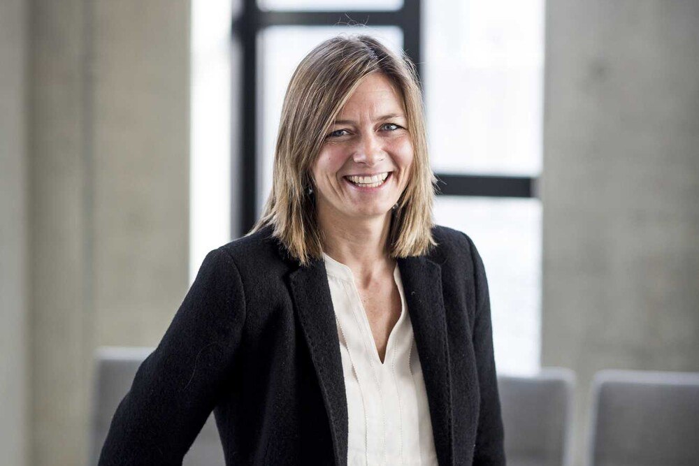 © WU
„Wer im Management die richtige Hands-on-Mentalität beweist, hat in unserer schnelllebigen Zeit einfach die besseren Karten“, meint Dr. Astrid Kleinhanns-Rollé, Managing Director der WU Executive Academy. „Wer im Management die richtige Hands-on-Mentalität beweist, hat in unserer schnelllebigen Zeit einfach die besseren Karten“, meint Dr. Astrid Kleinhanns-Rollé, Managing Director der WU Executive Academy.