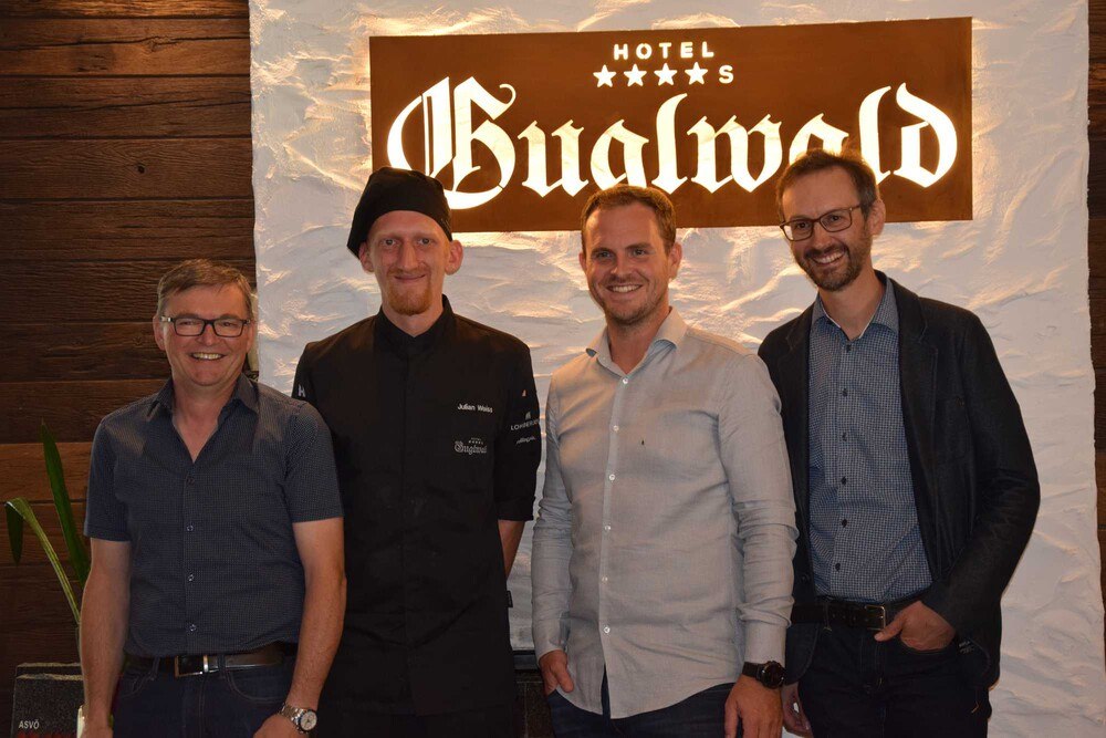 © Guglwald
on links: Benedikt Zangerle (Küchenprofi(t)-Berater), Julian Weiss (Küchenchef Guglwald), Alexander Pilsl (Geschäftsführer Guglwald), Norbert Rainer (Klimabündnis). on links: Benedikt Zangerle (Küchenprofi(t)-Berater), Julian Weiss (Küchenchef Guglwald), Alexander Pilsl (Geschäftsführer Guglwald), Norbert Rainer (Klimabündnis).