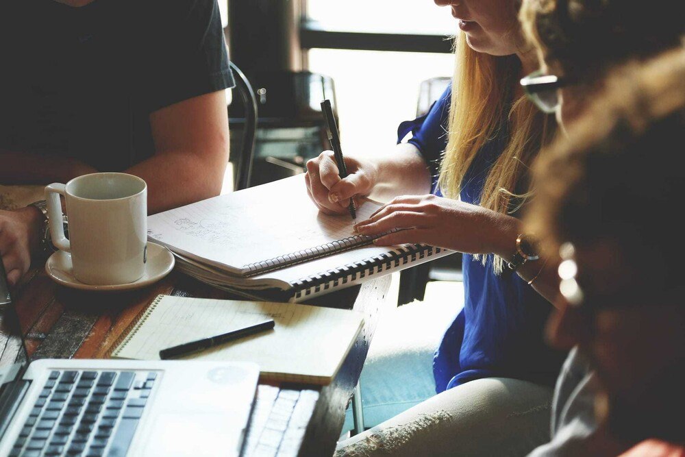 © www.pixabay.com
Im Bereich des „shared office“ nehmen Selbständige und Gewerbetreibende immer öfter die Möglichkeit in Anspruch, ein komplett ausgestattetes Büro zu mieten bzw. mit „Gleichgesinnten“ Gemeinschaftsbüros zu nutzen. Im Bereich des „shared office“ nehmen Selbständige und Gewerbetreibende immer öfter die Möglichkeit in Anspruch, ein komplett ausgestattetes Büro zu mieten bzw. mit „Gleichgesinnten“ Gemeinschaftsbüros zu nutzen.