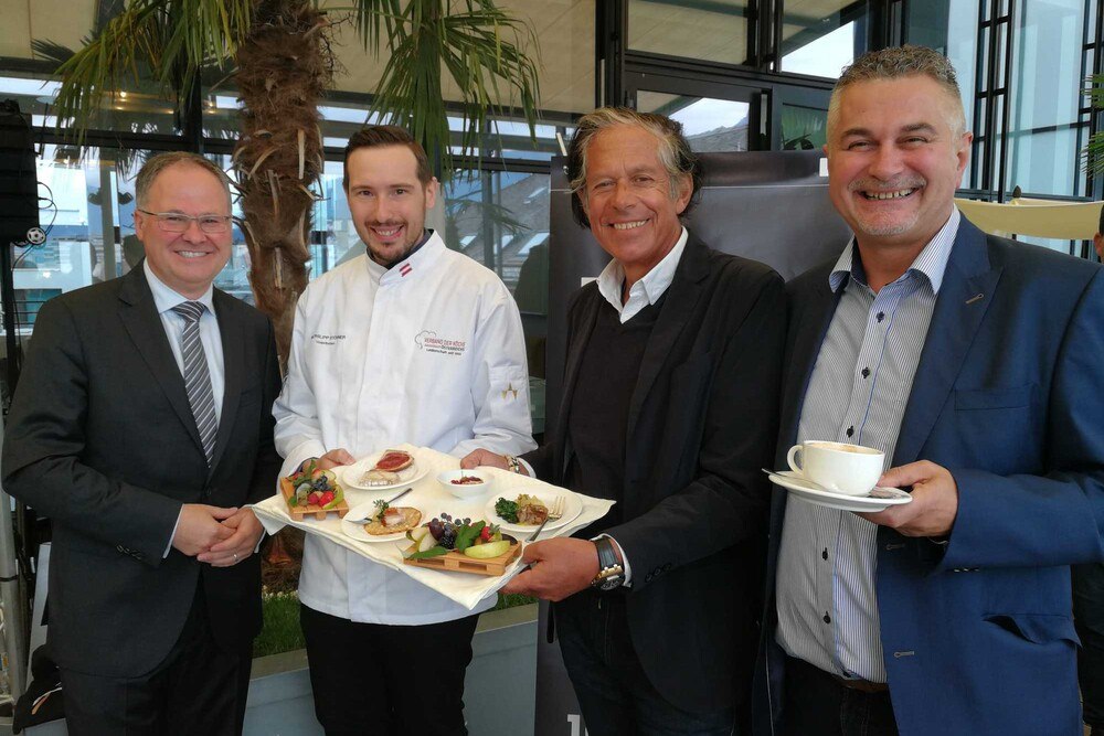 © Egger
Messedirektor Christian Mayerhofer, Philipp Stohner, Vizepräsident Verband der Köche Österreich, WKTirol-Präsident Jürgen Bodenseer, Kaffee-Experte Goran Huber (v.l) Messedirektor Christian Mayerhofer, Philipp Stohner, Vizepräsident Verband der Köche Österreich, WKTirol-Präsident Jürgen Bodenseer, Kaffee-Experte Goran Huber (v.l)