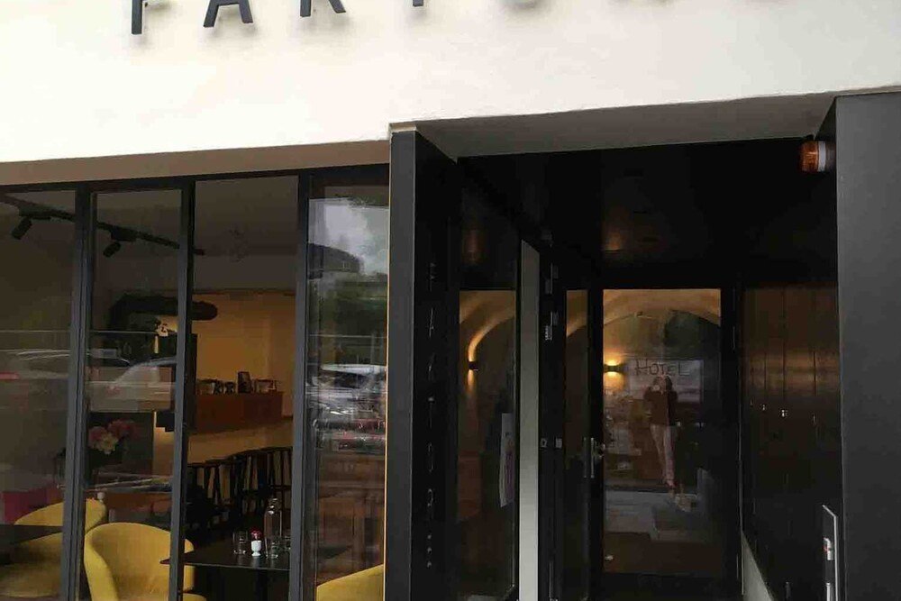 © Die Faktorei / David Schreyer
Die Ex-Journalistin aus Hamburg Anja Janus eröffnete in der Innsbrucker „Mahü“ das Boutiquehotel Die Faktorei und das Café Mahü. Die Ex-Journalistin aus Hamburg Anja Janus eröffnete in der Innsbrucker „Mahü“ das Boutiquehotel Die Faktorei und das Café Mahü.