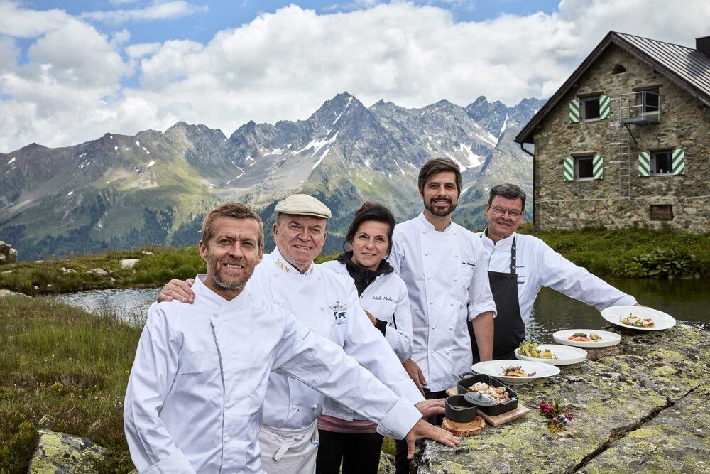 © ProMedia/Jochum
Der Kulinarische Jakobsweg feierte 2018 das zehnjährige Jubiläum. Im Bild die Sterneköche Michael Wignall, Heinz Winkler, Arabelle Meirlaen, Sven Wassmer und Harald Wohlfahrt (v. l.). Der Kulinarische Jakobsweg feierte 2018 das zehnjährige Jubiläum. Im Bild die Sterneköche Michael Wignall, Heinz Winkler, Arabelle Meirlaen, Sven Wassmer und Harald Wohlfahrt (v. l.).