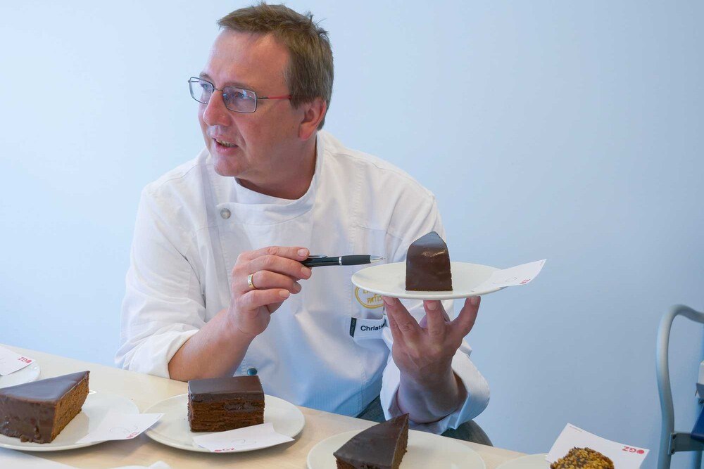 © Unger
Landtmann-Chefpâtissier Christian Haller nimmt im ÖGZ-Test alle Produkte gewissenhaft in Augenschein. Landtmann-Chefpâtissier Christian Haller nimmt im ÖGZ-Test alle Produkte gewissenhaft in Augenschein.