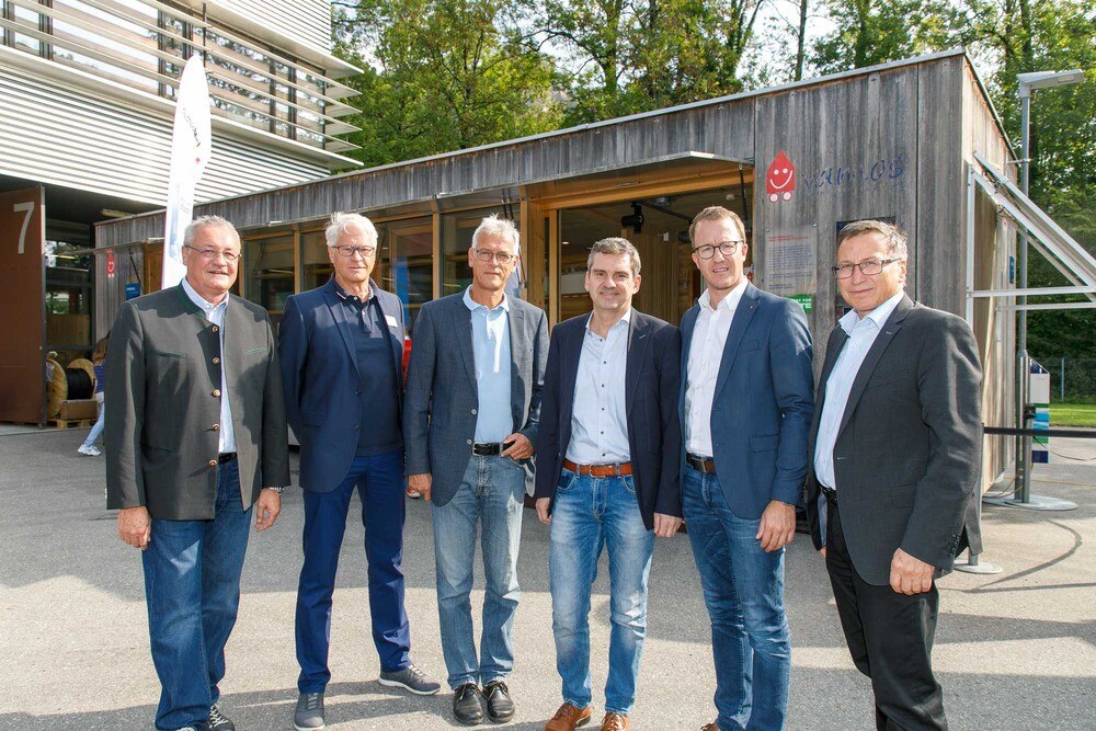Erfreut über das hohe Interesse am 16. Solar- und Wärmepumpentag in Bregenz (von links): Frank Widmann (illwerke vkw), Wilhelm Schlader und Geschäftsführer Josef Burtscher (Energieinstitut Vorarlberg), Martin Seeberger (illwerke vkw), Energie-Landesrat Christian Gantner und illwerke-vkw-Vorstand Helmut Mennel.
© Energieinstitut Vorarlberg/Bernd Hofmeister Erfreut über das hohe Interesse am 16. Solar- und Wärmepumpentag in Bregenz (von links): Frank Widmann (illwerke vkw), Wilhelm Schlader und Geschäftsführer Josef Burtscher (Energieinstitut Vorarlberg), Martin Seeberger (illwerke vkw), Energie-Landesrat Christian Gantner und illwerke-vkw-Vorstand Helmut Mennel.