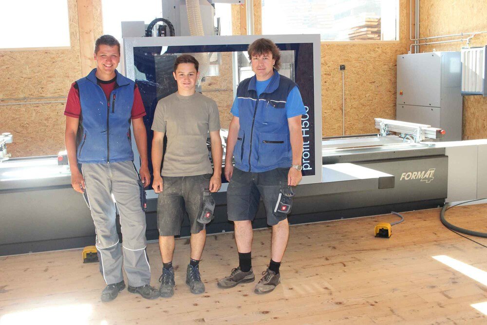 © Gernot Wagner
Marcus Wachter, Christian Brugger und Michael Brugger vor dem neuen CNC-Bearbeitungszentrum von Format-4 Marcus Wachter, Christian Brugger und Michael Brugger vor dem neuen CNC-Bearbeitungszentrum von Format-4