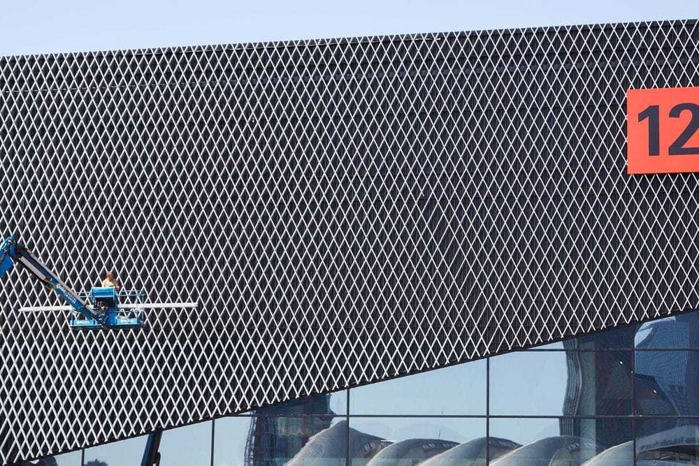Die neue Halle 12 trägt zu einem eingängigen Geländekonzept auf der ISH bei.
© Messe Frankfurt Exhibition GmbH / Jean-Luc Valentin Die neue Halle 12 trägt zu einem eingängigen Geländekonzept auf der ISH bei.