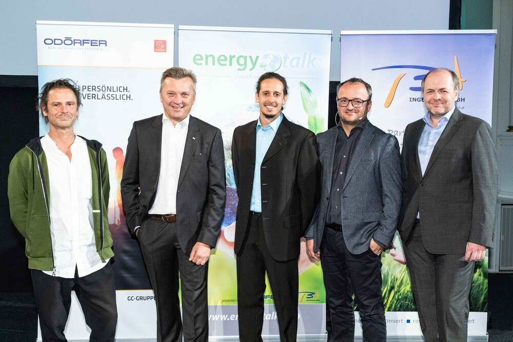 Mark Jenewein (LOVE architecture and urbanism ZT GmbH), Robert Pichler (Geschäftsführender Gesellschafter der TBH Ingenieur GmbH), Markus Hopferwieser (Hopferwieser Architects ZT GmbH), Harry Gatterer (Trendforscher & Experte für „New Living“) und Hans-Peter Moser (Persönlich Haftender Gesellschafter Odörfer Haustechnik KG) beim dritten energytalk 2018.
© Odörfer Mark Jenewein (LOVE architecture and urbanism ZT GmbH), Robert Pichler (Geschäftsführender Gesellschafter der TBH Ingenieur GmbH), Markus Hopferwieser (Hopferwieser Architects ZT GmbH), Harry Gatterer (Trendforscher & Experte für „New Living“) und Hans-Peter Moser (Persönlich Haftender Gesellschafter Odörfer Haustechnik KG) beim dritten energytalk 2018.