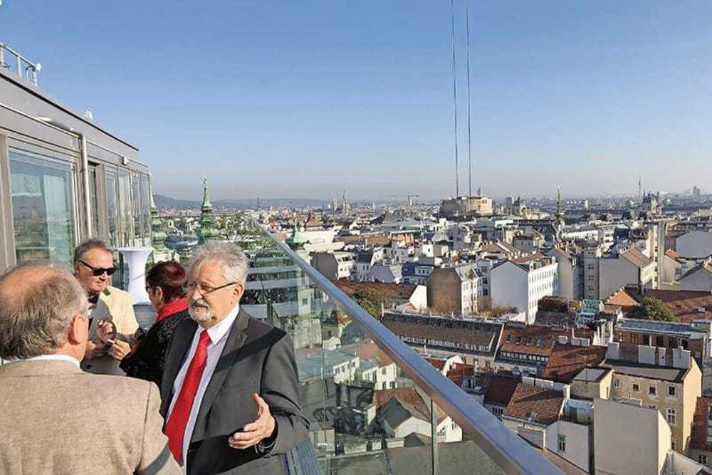 © Wirtschaftsverlag
Hoch über Wien – am Dach Haus des Meeres – präsentierten GF Dr. Georg Patay gemeinsam mit Johann und Helli Linsberger Anfang Oktober die Metamorphose ihres Unternehmens hin zu "energy4rent". Hoch über Wien – am Dach Haus des Meeres – präsentierten GF Dr. Georg Patay gemeinsam mit Johann und Helli Linsberger Anfang Oktober die Metamorphose ihres Unternehmens hin zu "energy4rent".