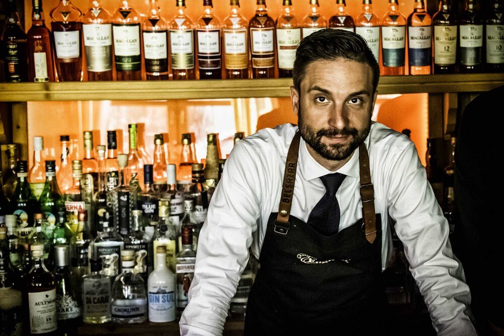 © Englhof
Hotelier Andreas Hotter ist auch ein begnadeter Bartender. Hotelier Andreas Hotter ist auch ein begnadeter Bartender.