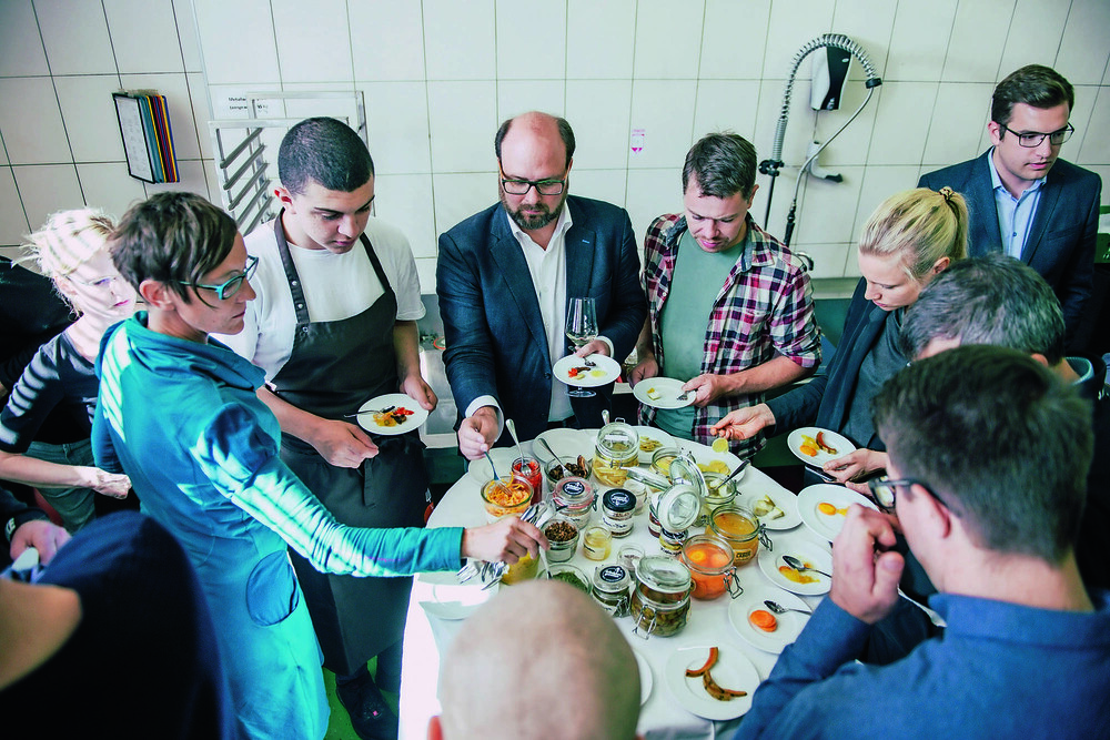 Beim Verkosten von fermentiertem Gemüse und Kräutern.
© Bernhard Bergmann Beim Verkosten von fermentiertem Gemüse und Kräutern.