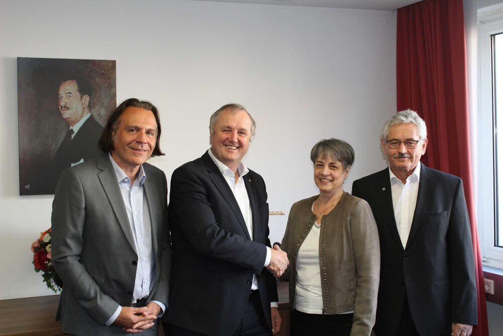 v.l. Engelbert Schwank, Karl Weidlinger, Brigitte und Erich Baierl nach der Vertragsunterzeichnung.
© Swietelsky v.l. Engelbert Schwank, Karl Weidlinger, Brigitte und Erich Baierl nach der Vertragsunterzeichnung.
