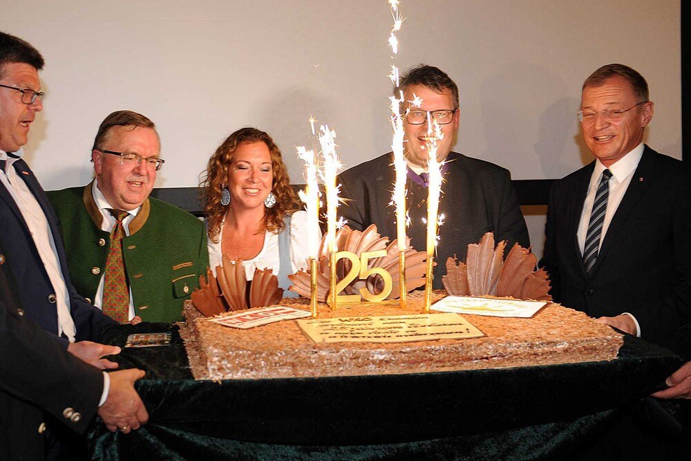 © ARGE Traunseewirte
25 Jahre Zusammenarbeit im Dienste der regionalen Küche. 25 Jahre Zusammenarbeit im Dienste der regionalen Küche.