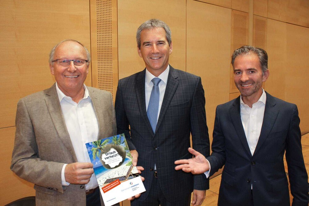 Bundesinnungsmeister Michael Mattes und Zukunftsforum-Obmannstellvertreter Martin Hagleitner konnten die Branchenanliegen bei der Messe auch kurz mit Finanzminister Hartwig Löger ansprechen.
© Zukunftsforum SHL Bundesinnungsmeister Michael Mattes und Zukunftsforum-Obmannstellvertreter Martin Hagleitner konnten die Branchenanliegen bei der Messe auch kurz mit Finanzminister Hartwig Löger ansprechen.