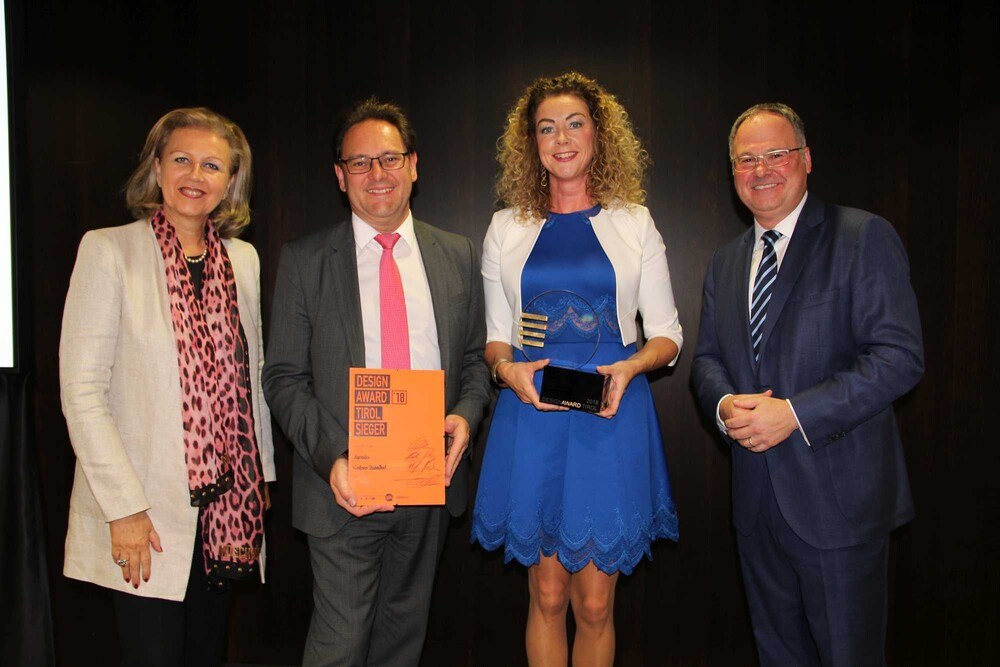 Tiroler Wirtschaftslandesrätin Patricia Zoller-Frischauf überreichte Sylvia Schwingenschuh-Trenker und Herbert Schwingenschuh den Design Award Tirol, auch der Messedirektor Christian Mayerhofer gratulierte.
© Congress Messe Innsbruck Tiroler Wirtschaftslandesrätin Patricia Zoller-Frischauf überreichte Sylvia Schwingenschuh-Trenker und Herbert Schwingenschuh den Design Award Tirol, auch der Messedirektor Christian Mayerhofer gratulierte.
