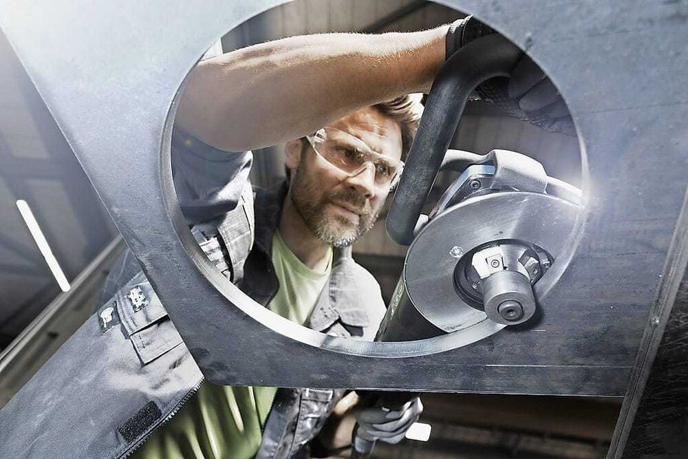 Mit dem TruTool TKA 1500 können Radien von zwei bis vier Millimeter angebracht werden.
© Trumpf Mit dem TruTool TKA 1500 können Radien von zwei bis vier Millimeter angebracht werden.