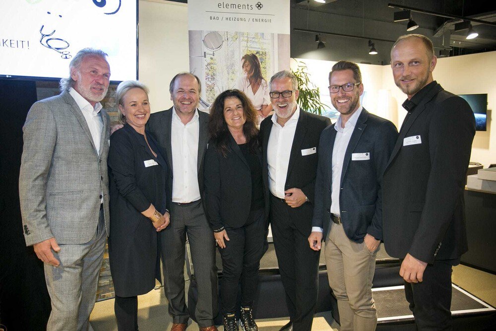 Bei der Elements-Wiedereröffnung: Wolfgang Kortschak (GF Bergling Fliesen), Sandra Bergling (GF Bergling Fliesen), Hans-Peter Moser (PhG ODÖRFER), Claudia Brandstätter (BMM - Erstes Steirisches Trendbüro), Christian Kummer (Leitung Sanitär und Koordination ELEMENTS), Michael Engelbogen (Leitung Vertrieb), Karl Heinz Ziegler (Ausstellungsleiter ELEMENTS Graz)
© Odörfer Bei der Elements-Wiedereröffnung: Wolfgang Kortschak (GF Bergling Fliesen), Sandra Bergling (GF Bergling Fliesen), Hans-Peter Moser (PhG ODÖRFER), Claudia Brandstätter (BMM - Erstes Steirisches Trendbüro), Christian Kummer (Leitung Sanitär und Koordination ELEMENTS), Michael Engelbogen (Leitung Vertrieb), Karl Heinz Ziegler (Ausstellungsleiter ELEMENTS Graz)