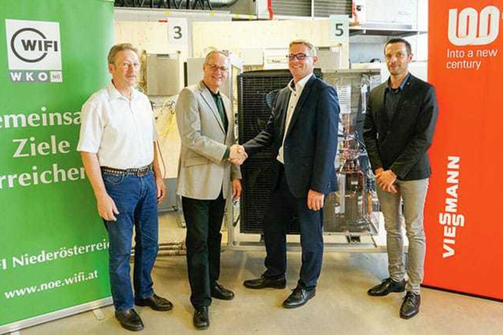 © Katharina Ulbrich Michael Gessl (WIFI-Werkstättenleiter), Andreas Hartl (WIFI-Institutsleiter), Friedrich Heigl (Firma Viessmann) und Michael Zobl (WIFI-Produktmanager) in der Fachwerksätte. Michael Gessl (WIFI-Werkstättenleiter), Andreas Hartl (WIFI-Institutsleiter), Friedrich Heigl (Firma Viessmann) und Michael Zobl (WIFI-Produktmanager) in der Fachwerksätte.