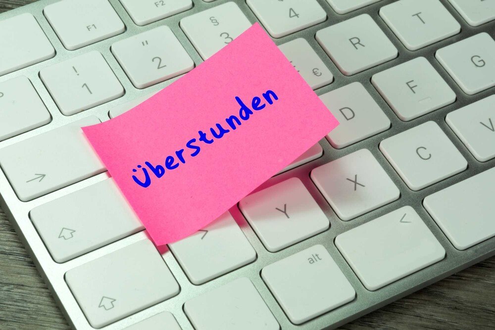© Thinkstock
Überstunden sind laut Gesetz nicht anzuordnen, sondern freiwillig. Einige wenige Betriebe dürften sich nicht daran halten. Überstunden sind laut Gesetz nicht anzuordnen, sondern freiwillig. Einige wenige Betriebe dürften sich nicht daran halten.