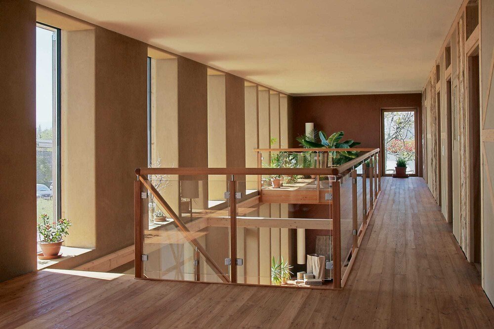 © Peter Kytlica
Lehm-Stroh Passivbürohaus Tattendorf: Lehm, Stroh und Holz ergeben ein gesundes und behagliches Innenraumklima. (Roland Meingast: Natur & Lehm; Reinberg Architekten) Lehm-Stroh Passivbürohaus Tattendorf: Lehm, Stroh und Holz ergeben ein gesundes und behagliches Innenraumklima. (Roland Meingast: Natur & Lehm; Reinberg Architekten)