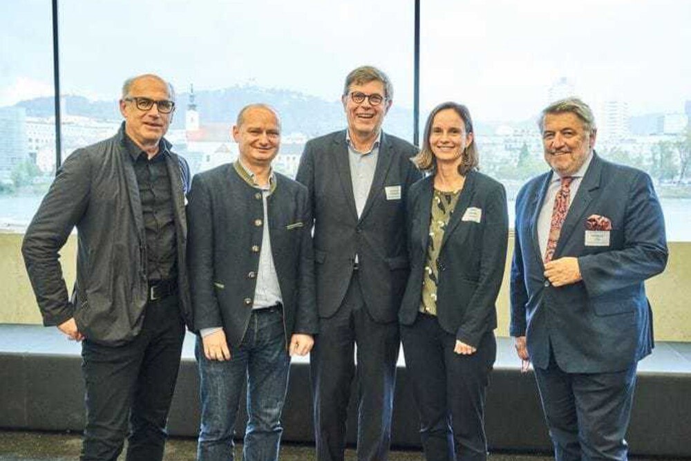 © Knauf
v.l. Architekt Johann Traupmann, Linzer Infrastrukturstadtrat Markus Hein, Giwog-Vorstandsvorsitzender Wolfgang Modera, Knauf Geschäftsführerin Ingrid Janker und Geschäftsführer der KMH GmbH Otto Ordelt diskutierten über die Zukunft des urbanen Wohnens. v.l. Architekt Johann Traupmann, Linzer Infrastrukturstadtrat Markus Hein, Giwog-Vorstandsvorsitzender Wolfgang Modera, Knauf Geschäftsführerin Ingrid Janker und Geschäftsführer der KMH GmbH Otto Ordelt diskutierten über die Zukunft des urbanen Wohnens.