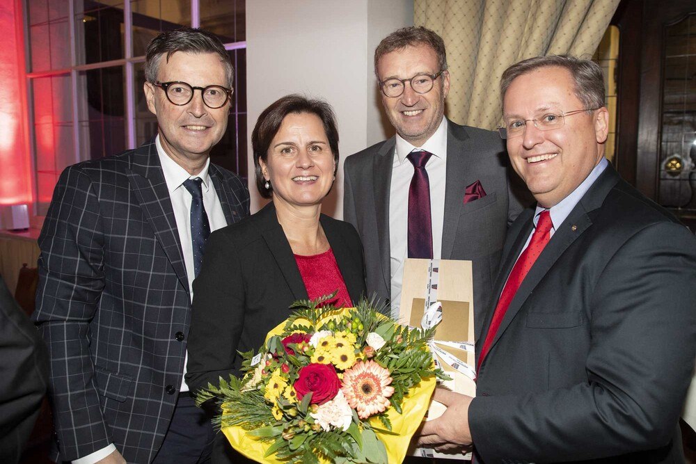 © Kolarik
Kurt Katstaller (Direktor Wirtschaftsbund), Wolfgang & Susanne Reiger (IfM), Manfred Rosenstatter (GF Alumero, design. Obmann Wirtschaftsbund) Kurt Katstaller (Direktor Wirtschaftsbund), Wolfgang & Susanne Reiger (IfM), Manfred Rosenstatter (GF Alumero, design. Obmann Wirtschaftsbund)