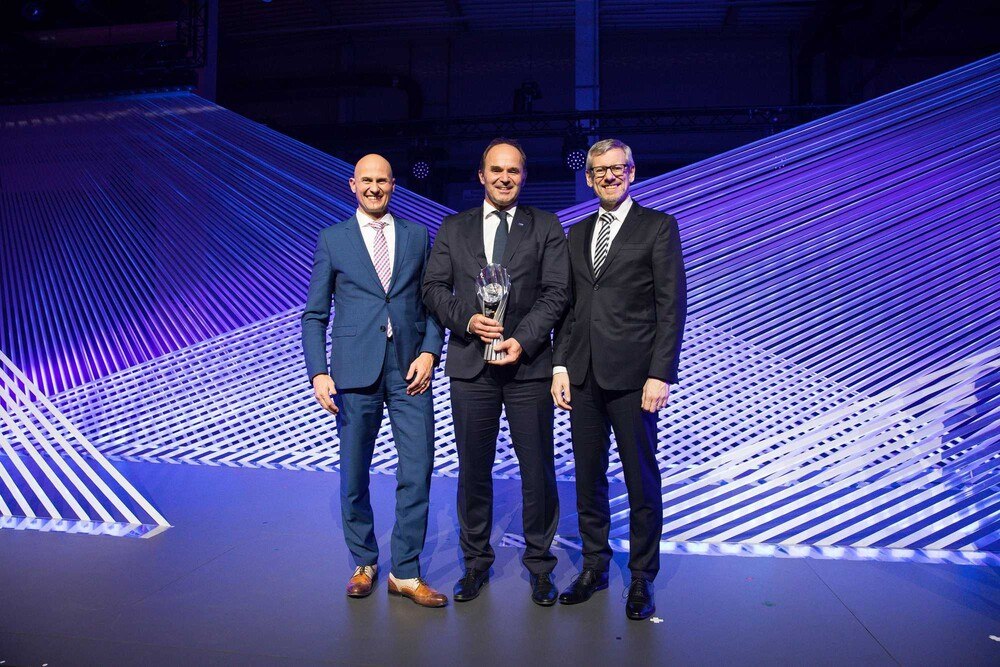 Martin Brudermüller (Mitte), Vorstandsvorsitzender der BASF SE, bei der Preisverleihung mit Jörg Willimayer (li.) und Jürgen Westermeier von der BMW Group.
© BASF Martin Brudermüller (Mitte), Vorstandsvorsitzender der BASF SE, bei der Preisverleihung mit Jörg Willimayer (li.) und Jürgen Westermeier von der BMW Group.