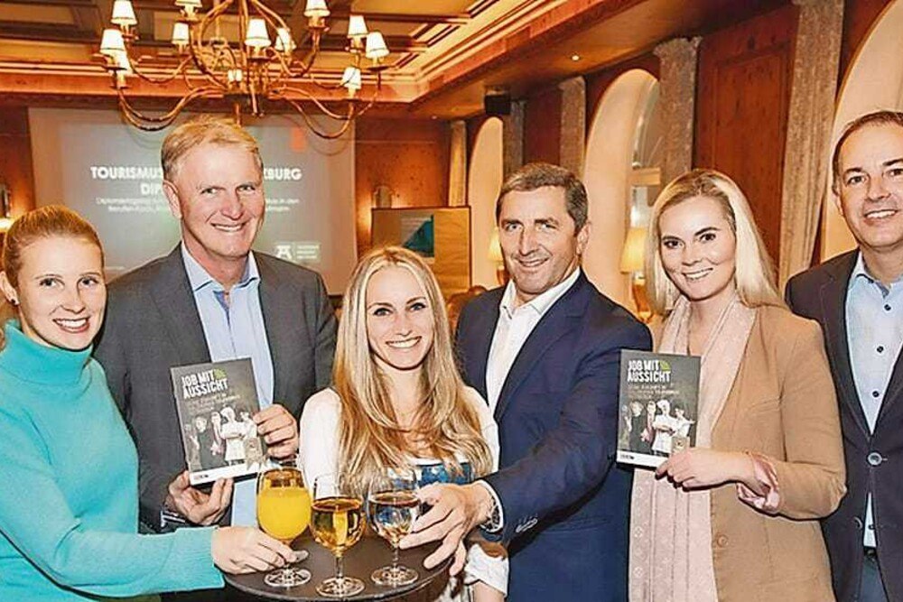 © WKS
Im Rahmen einer landesweiten Roadshow wurde die „Diplomakademie Tourismus“ in den vergangenen Wochen Salzburger Touristikern vorgestellt. Im Bild Spartengeschäftsführer Reinhold Hauk (2. v. l.) und Georg Imlauer, Obmann der Fachgruppe Hotellerie (4. v. l.), mit Roadshow-Besuchern. Im Rahmen einer landesweiten Roadshow wurde die „Diplomakademie Tourismus“ in den vergangenen Wochen Salzburger Touristikern vorgestellt. Im Bild Spartengeschäftsführer Reinhold Hauk (2. v. l.) und Georg Imlauer, Obmann der Fachgruppe Hotellerie (4. v. l.), mit Roadshow-Besuchern.