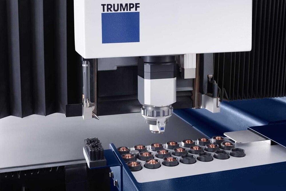 © Trumpf
Die TruLaser Serie 1000 wechselt selbstständig die richtige Schneiddüse ein. Die TruLaser Serie 1000 wechselt selbstständig die richtige Schneiddüse ein.