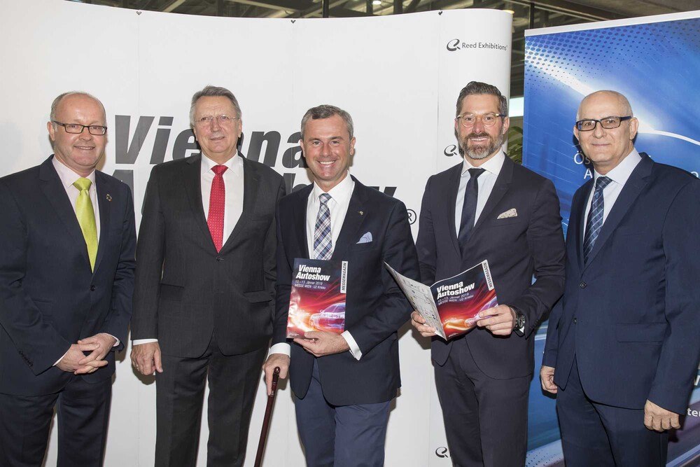 © Reed Exhibitions/Andreas Kolarik
Eröffneten die Vienna Autoshow 2019: BM Norbert Hofer (mitte) flankiert von CEO Reed Exhibitions Österreich, Benedikt Binder-Krieglstein (rechts), Bundesgremialobmann des Fahrzeughandels in der WKO Klaus Edelsbrunner (außen rechts), Sprecher und Vorsitzender der österreichischen Automobilimporteure, Günther Kerle (links), stv. Leiter Direktion Raumwirtschaft der Statistik Austria, Peter Laimer (außen links) Eröffneten die Vienna Autoshow 2019: BM Norbert Hofer (mitte) flankiert von CEO Reed Exhibitions Österreich, Benedikt Binder-Krieglstein (rechts), Bundesgremialobmann des Fahrzeughandels in der WKO Klaus Edelsbrunner (außen rechts), Sprecher und Vorsitzender der österreichischen Automobilimporteure, Günther Kerle (links), stv. Leiter Direktion Raumwirtschaft der Statistik Austria, Peter Laimer (außen links)